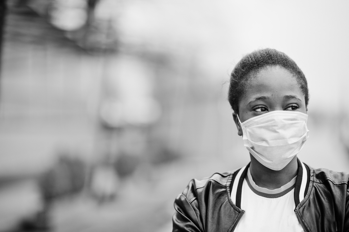 black woman wearing a mask during the coronavirus pandemic